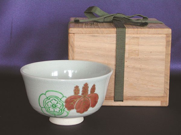 Photo1: Chawan with design of two family emblems by the 3rd Tozan Ito, Kyoto pottery (1)