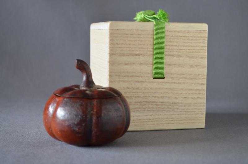 Small case of pumpkin with lid, Burmese lacquer ware