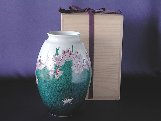 Vase with design of saffrons and sparrow by Kazunori Takegoshi, Kutani porcelain