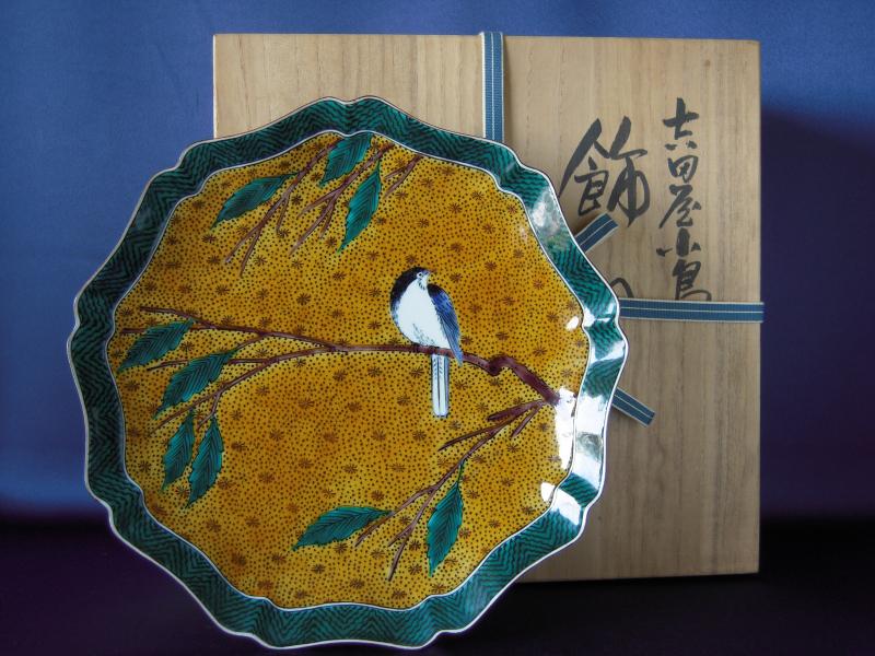 Ornamental charger with design of small bird of Yoshidaya type by the 3rd Tamekichi Mitsui, Kutani porcelain
