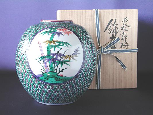 Vase with design of pine tree, bamboo and plum by the 3rd Tamekichi Mitsui, Kutani porcelain