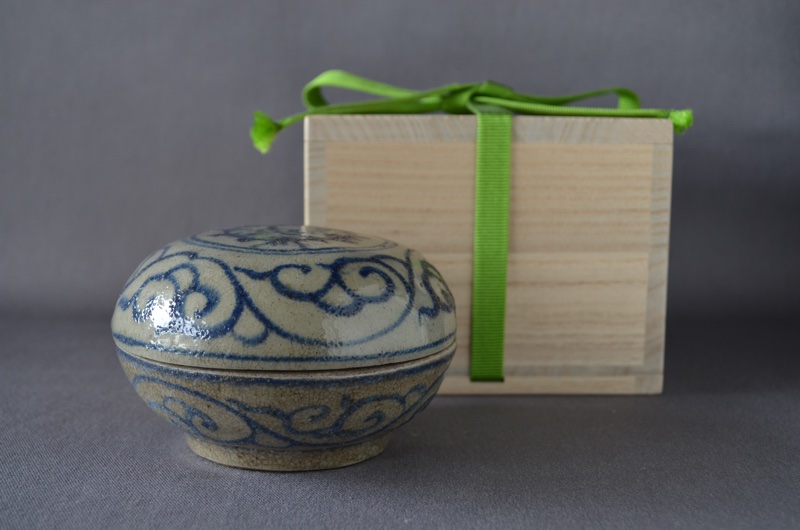 Kougou with logo of VOC and arabesque pattern, Chinese porcelain